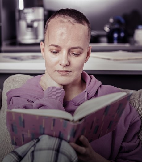  woman with head injury reading.